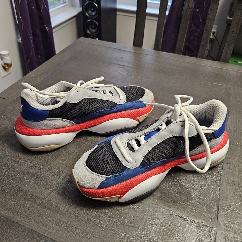 Puma low top athletic gym shoe. Mens size 11.